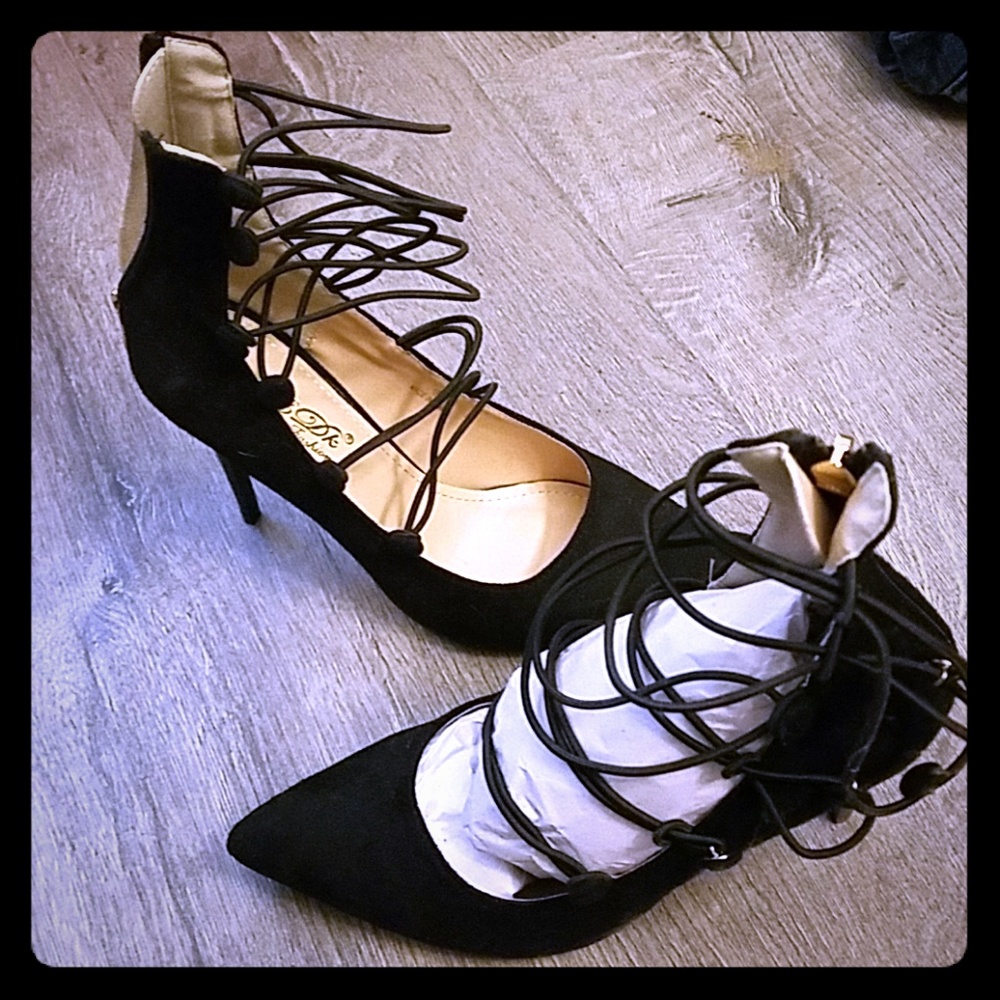 Fashion strappy pointed toe heels